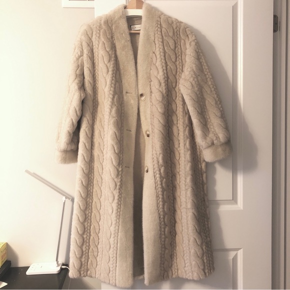 BNWT Designer Elegant Snow Mink-Textured Coat with Suede-Lined Interior - Picture 6 of 9